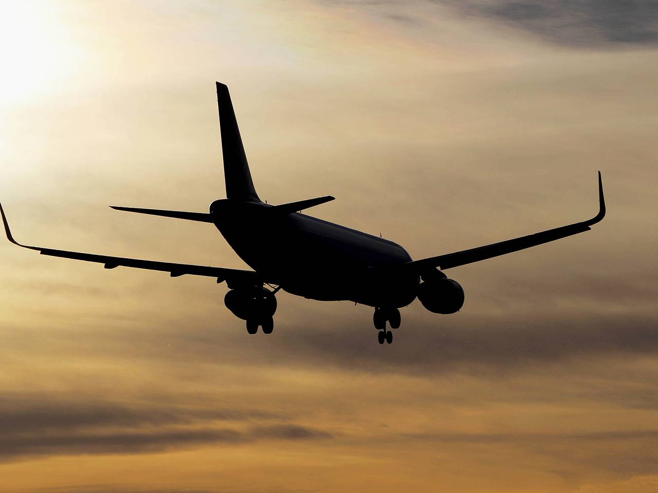 Первый самолет вылетел из аэропорта Санкт-Петербурга спустя девять часов ограничений