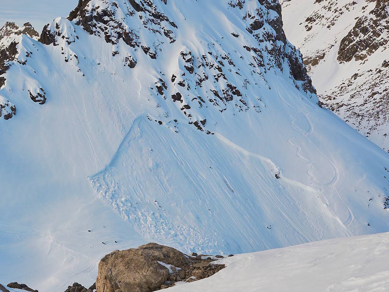 Турист оказался погребен под сотнями метров снега в горах Австрии и не выжил