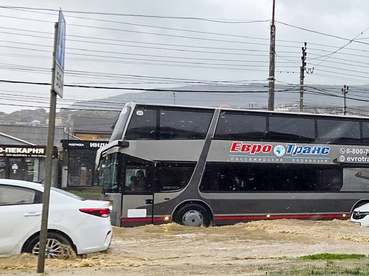 В российском регионе пассажиров поездов перевезут на автобусах из-за ливней