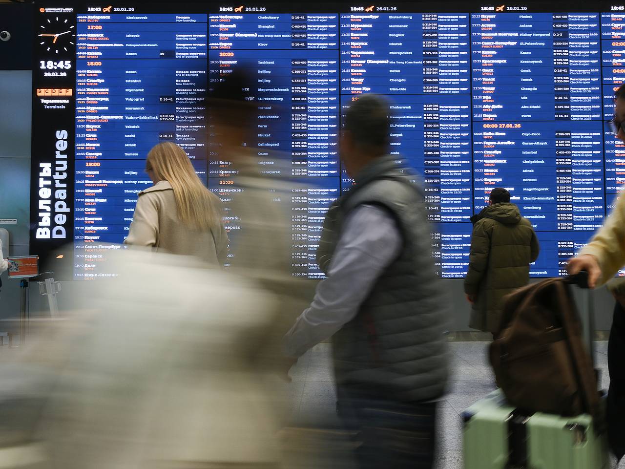 Подростка сняли с рейса без причины и оставили одного в российском аэропорту