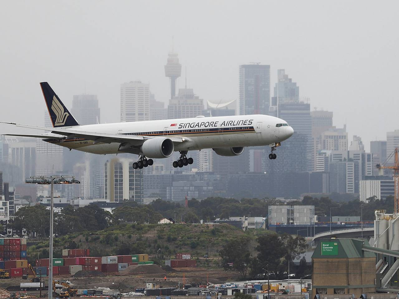 Стюардесса самолета ошиблась в составе блюда и довела пассажирку до анафилактического шока