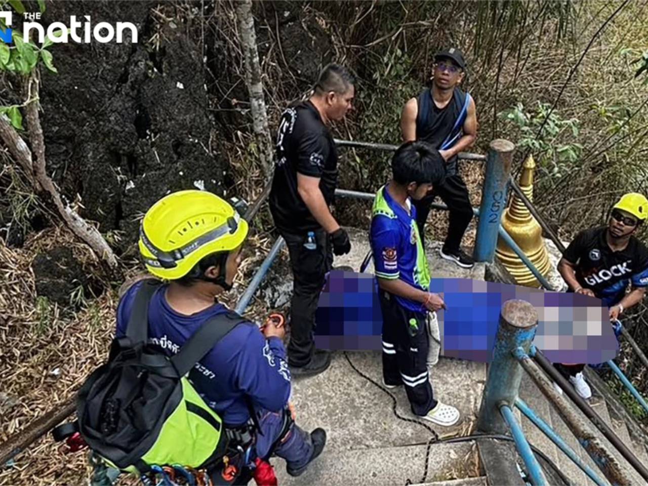 Турист упал замертво на глазах у жены во время восхождения к храму в Таиланде