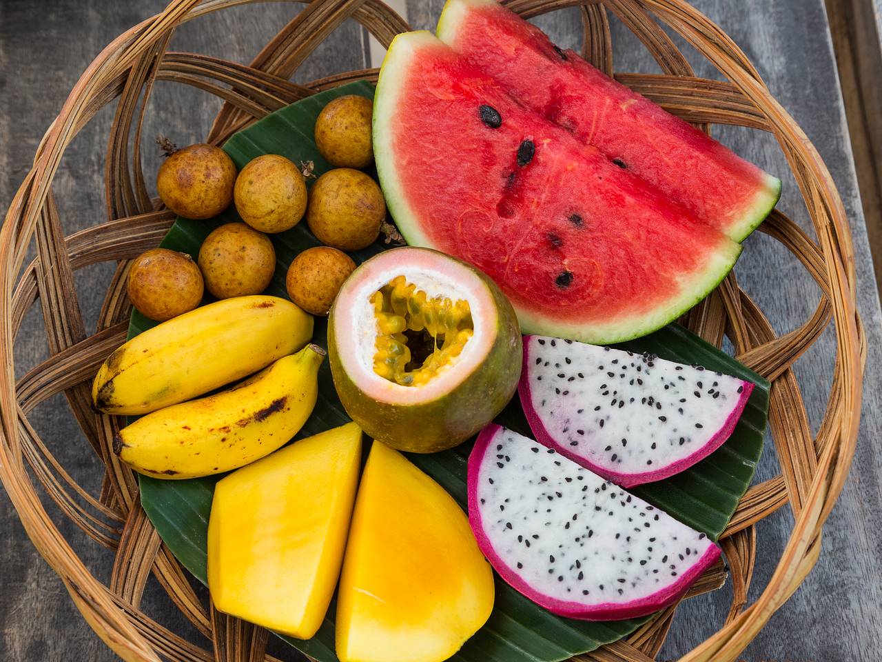 Россиян перестали выпускать из Таиланда из-за популярных корзин с фруктами