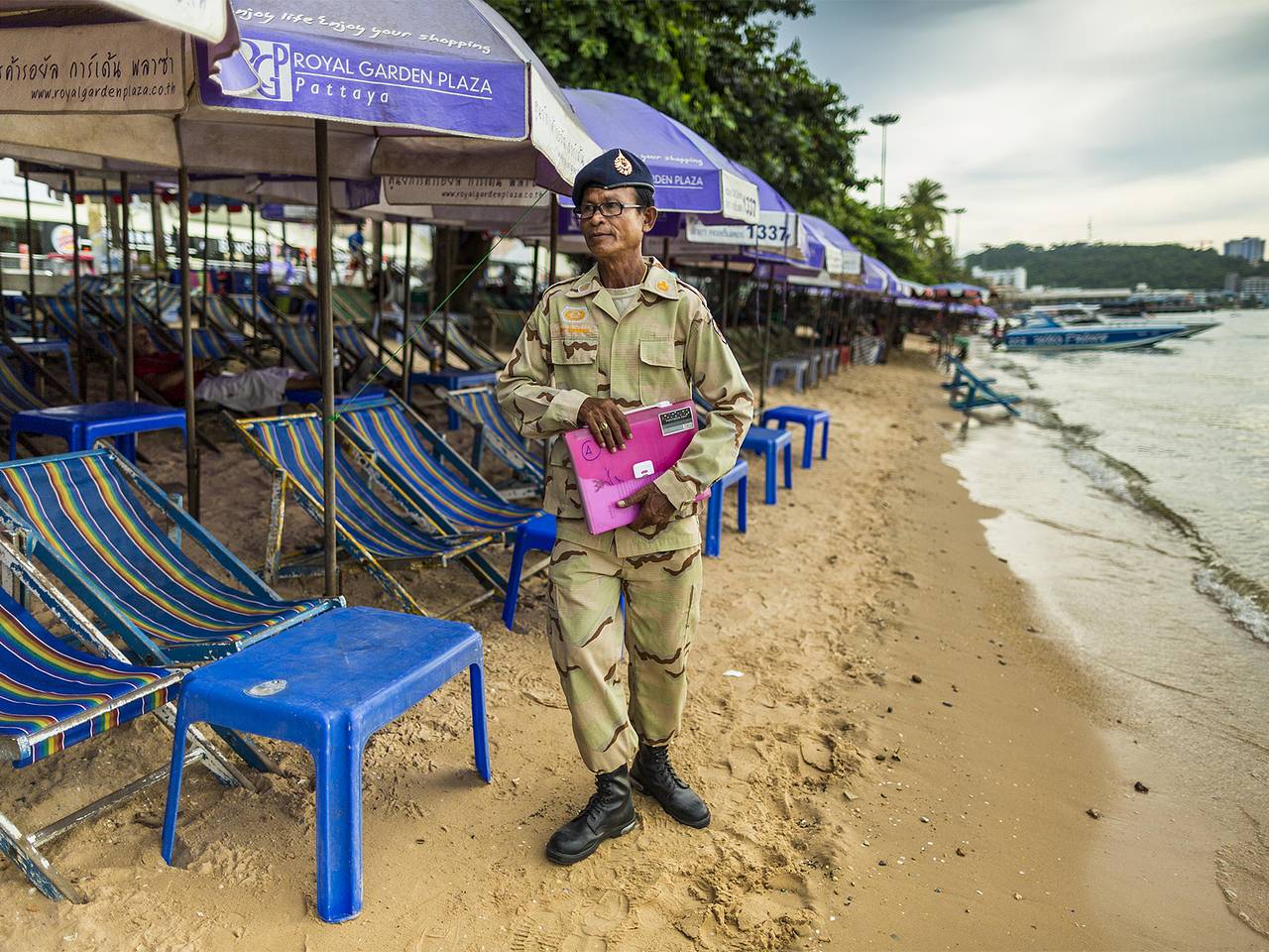 Мужчина разбил бутылку о голову сквернословящего туриста в Таиланде