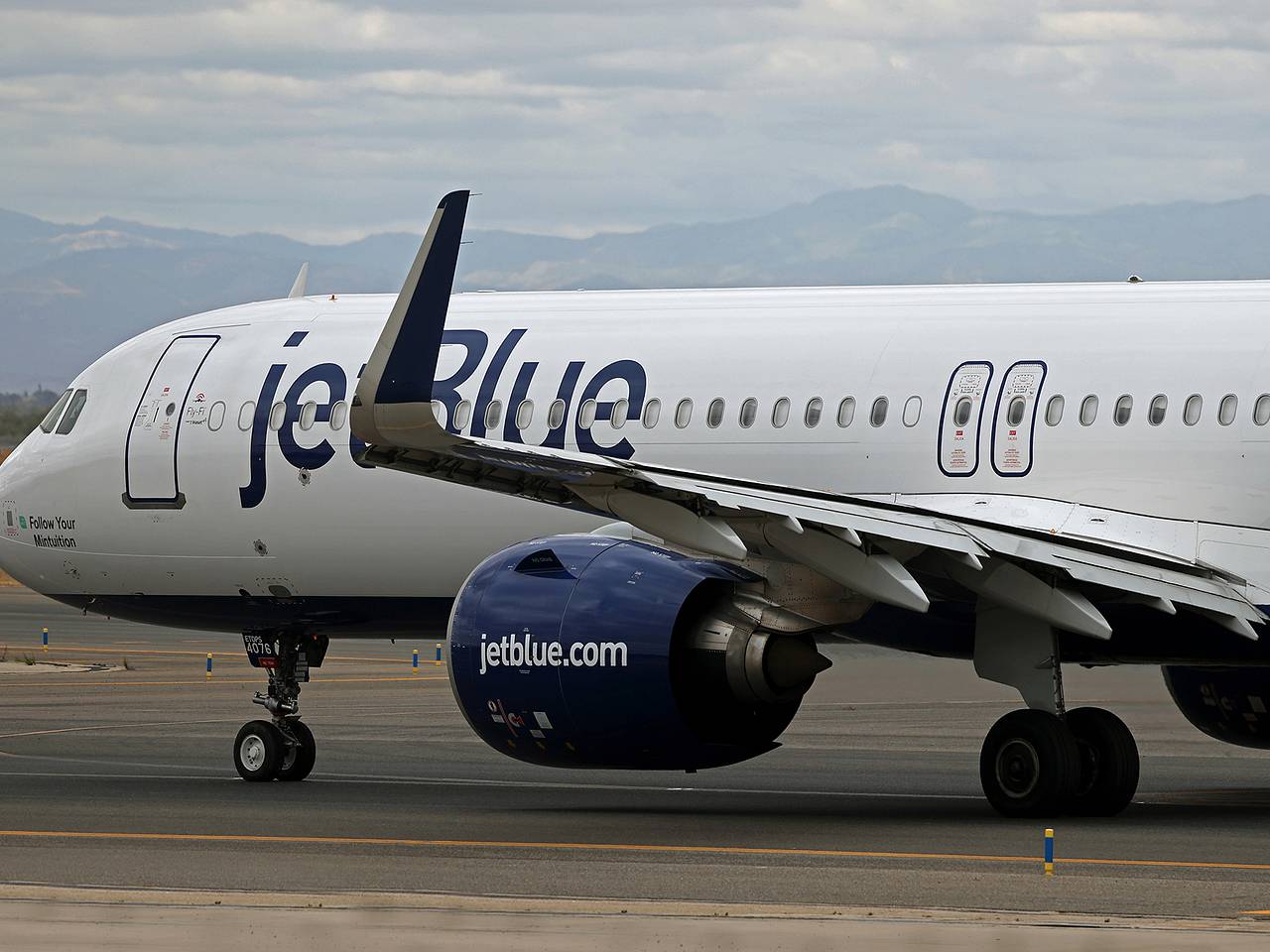 Пассажиров несколько часов держали на холоде из-за угрозы взрыва на борту самолета