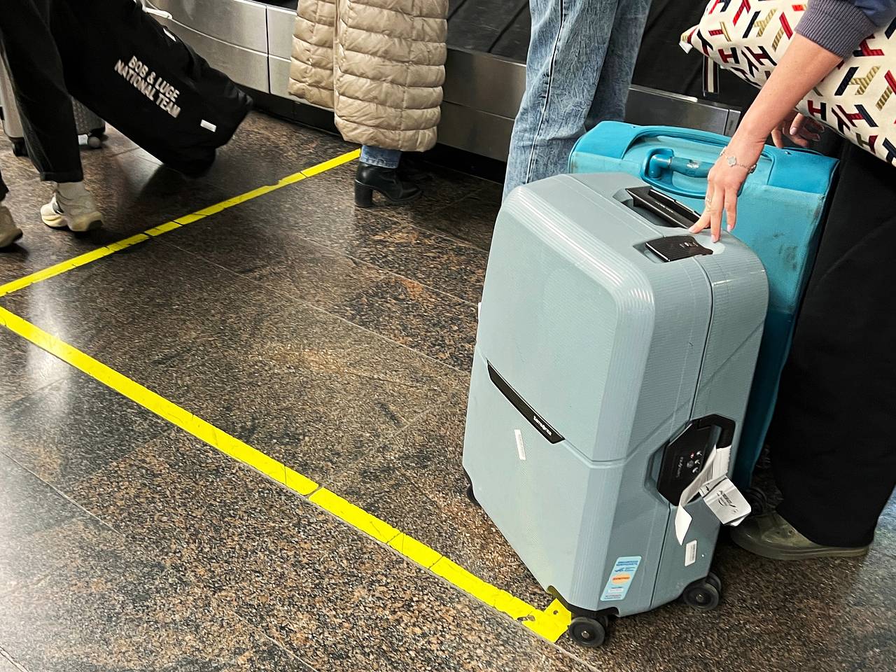 Десятки рейсов задержались в аэропорту популярного курортного города России