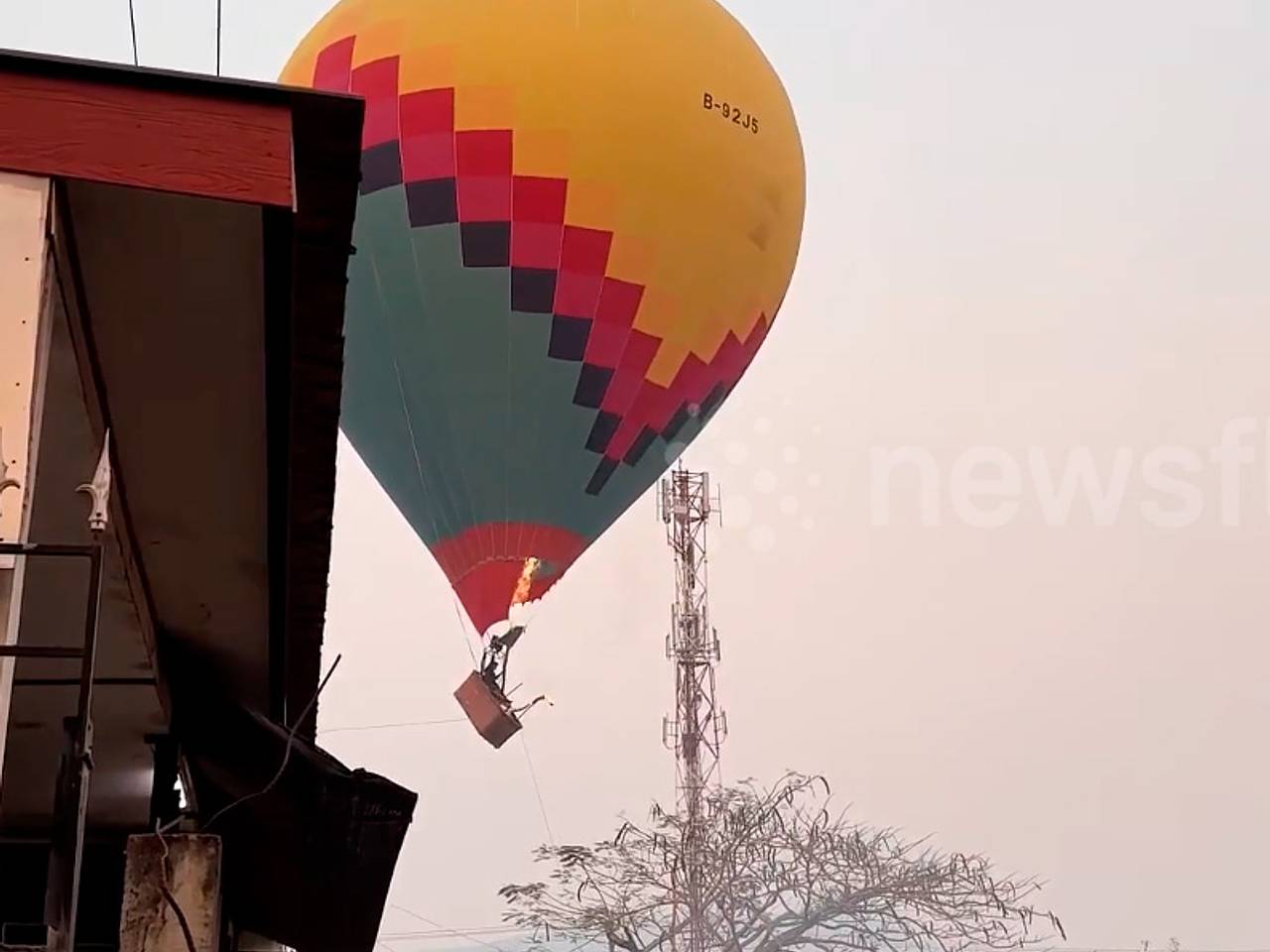 Воздушный шар с туристами врезался в линии электропередачи и попал на видео
