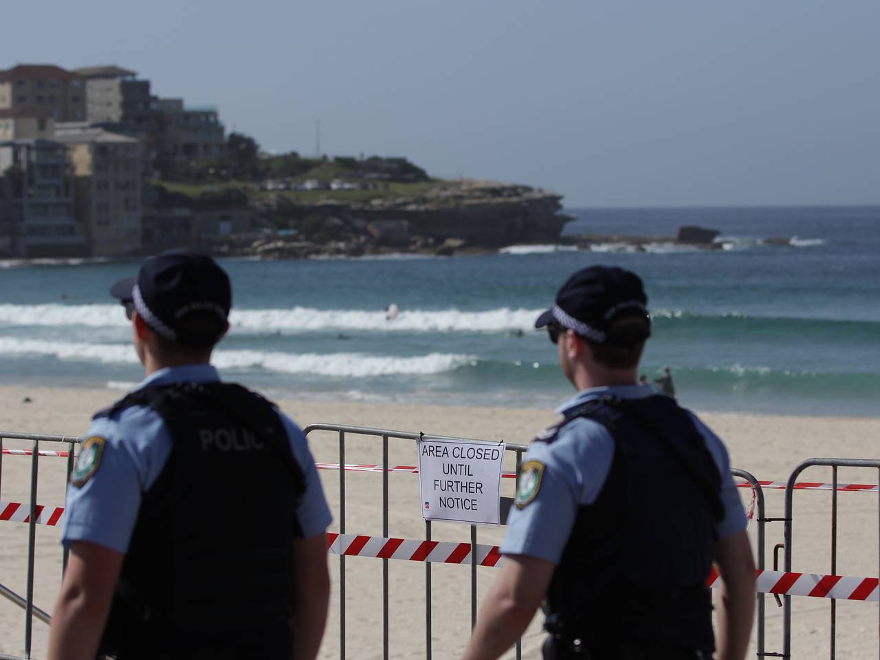 На популярном пляже в Европе обнаружили бездыханную женщину со вздувшимся животом