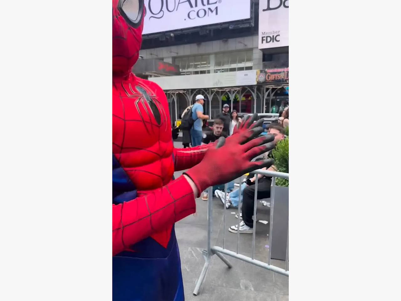 &laquo;Человек-паук&raquo; защитил туристов от нападения женщины в США