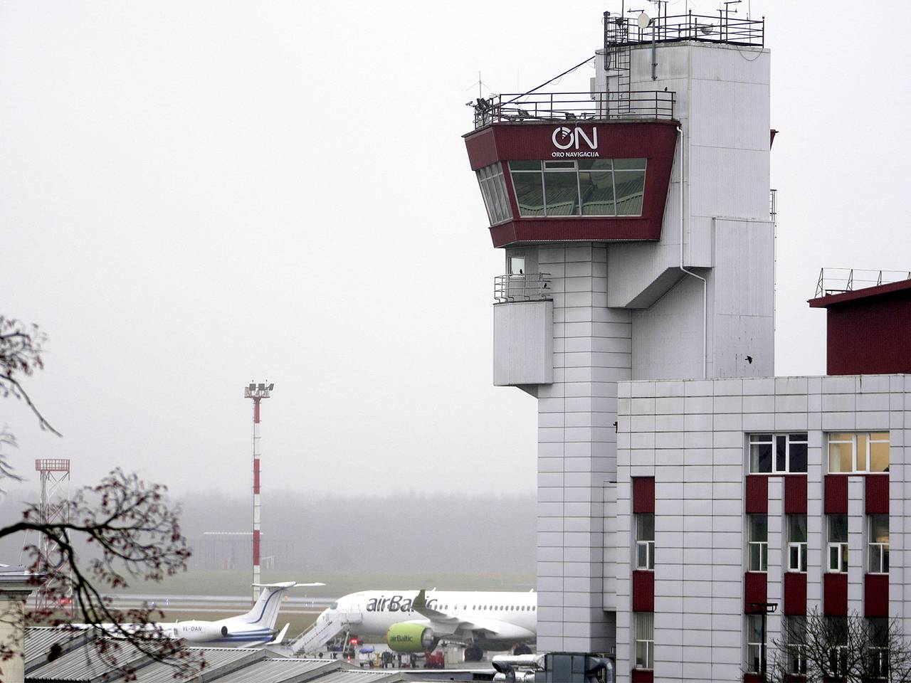 Работа европейского аэропорта была парализована из-за воздушных шаров с контрабандой