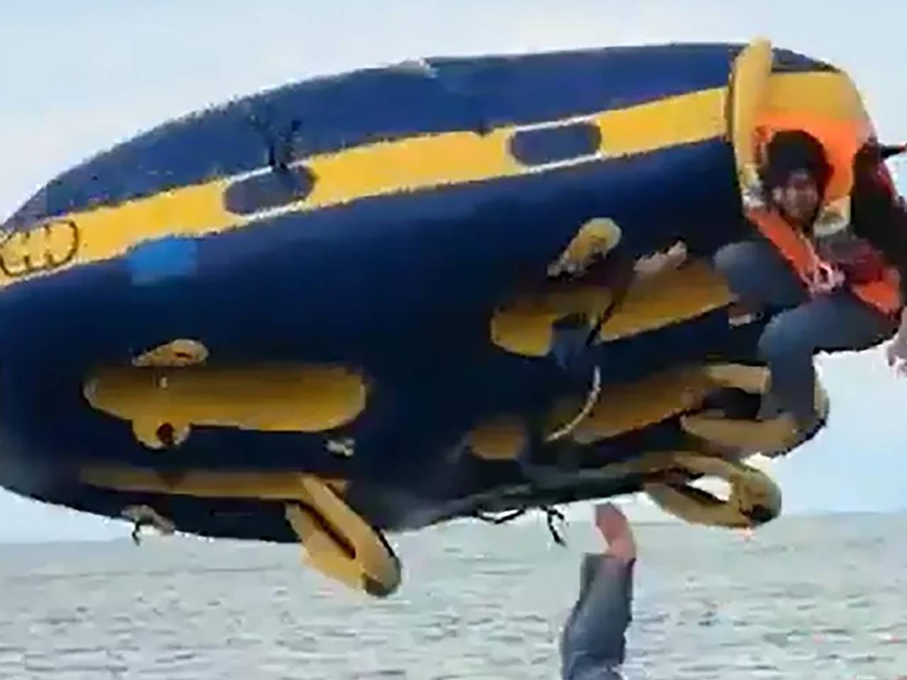 Туристы с детьми на скорости были выкинуты из надувной ватрушки на берег и попали на видео