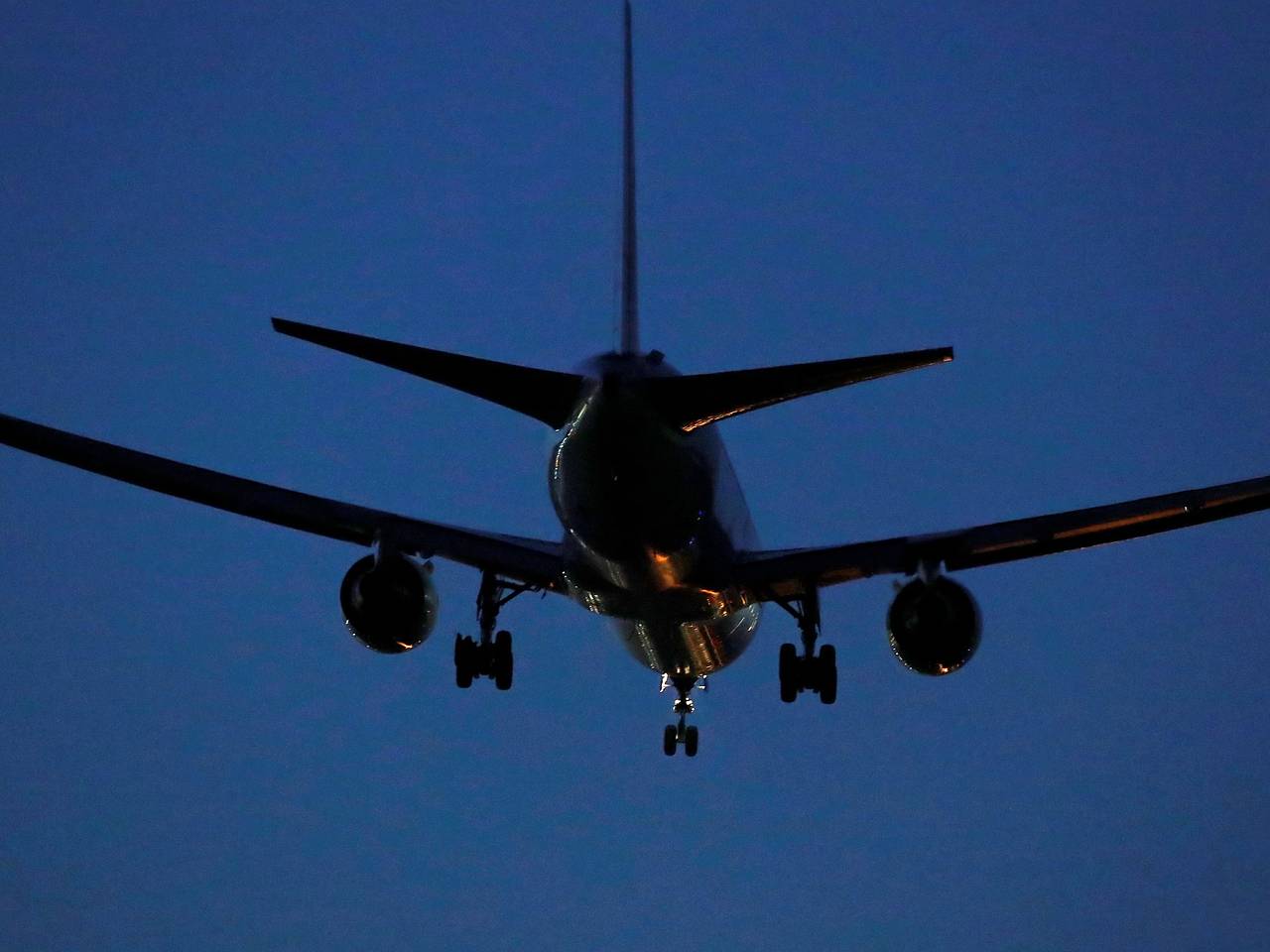 Самолет с десятками пассажиров совершил аварийную посадку из-за проблемы с управлением