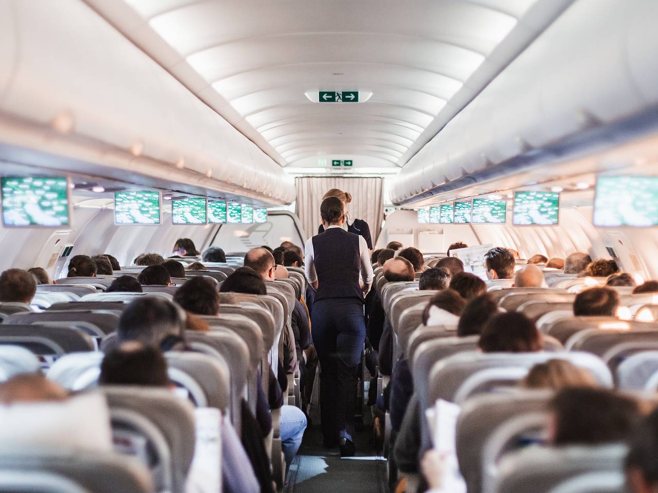 Пассажир украл кредитки попутчиков, напал на возлюбленную и закурил в туалете самолета