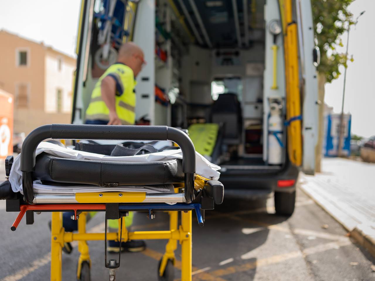 У летевшего с одышкой и сыпью в самолете студента остановилось сердце в аэропорту
