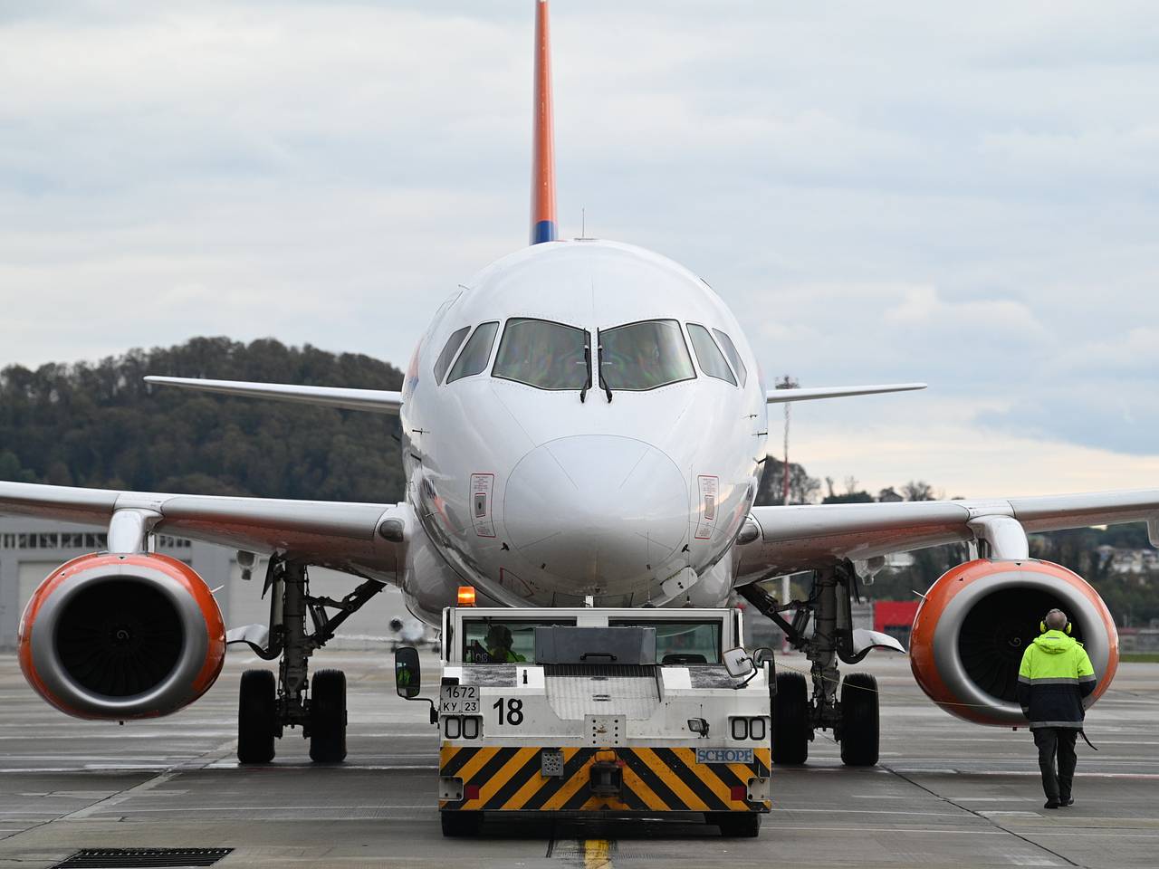 Аэропорт Сочи вновь начал работу после семи часов ограничений