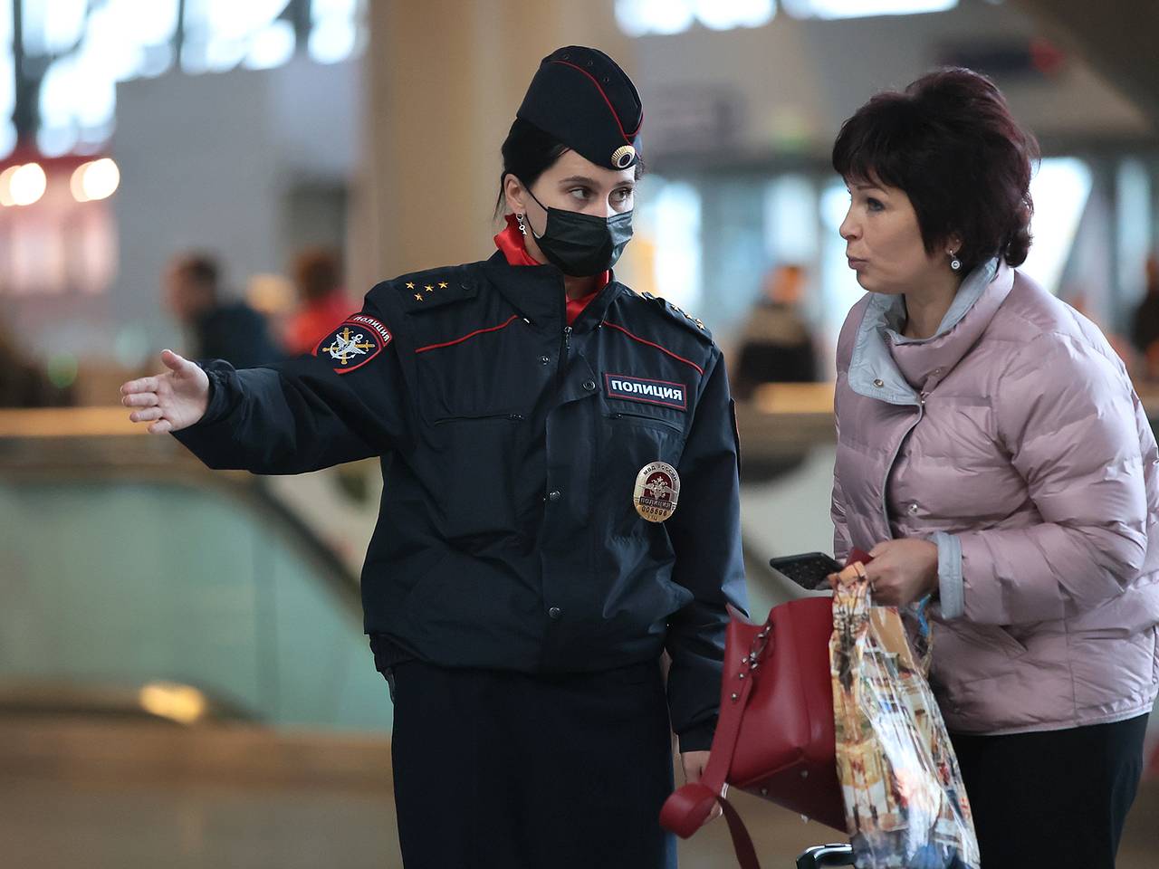 Россиян предупредили о последствиях отказа показать телефон пограничникам в аэропорту