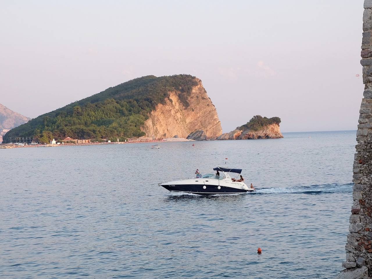 Российский писатель забрался на скалу ради красивого кадра в Европе и не выжил