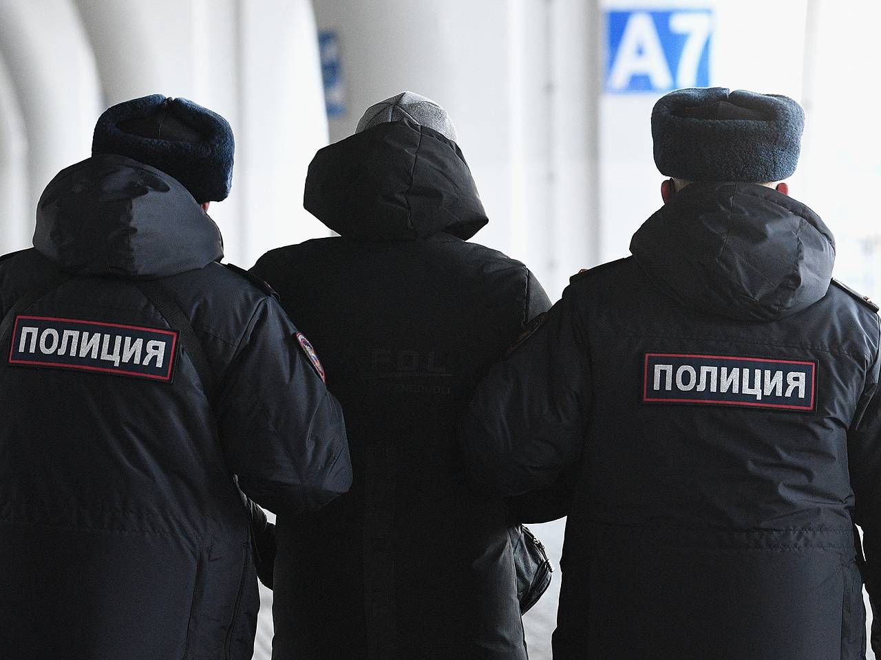 Буйный пассажир российского самолета заперся в туалете со связанными руками