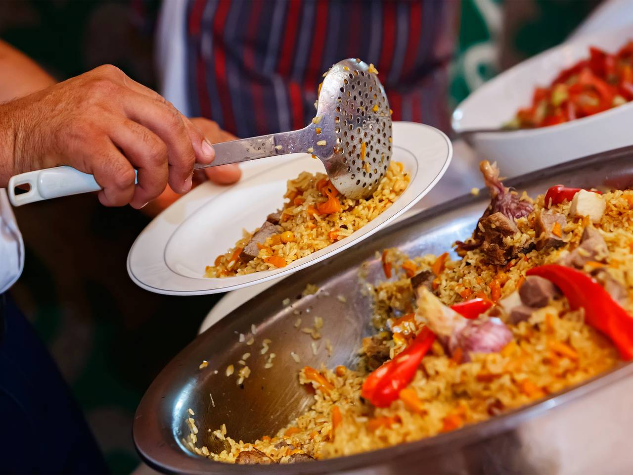 Россиянка описала цены на еду в Узбекистане фразой &laquo;большая порция плова стоит 350 рублей&raquo;