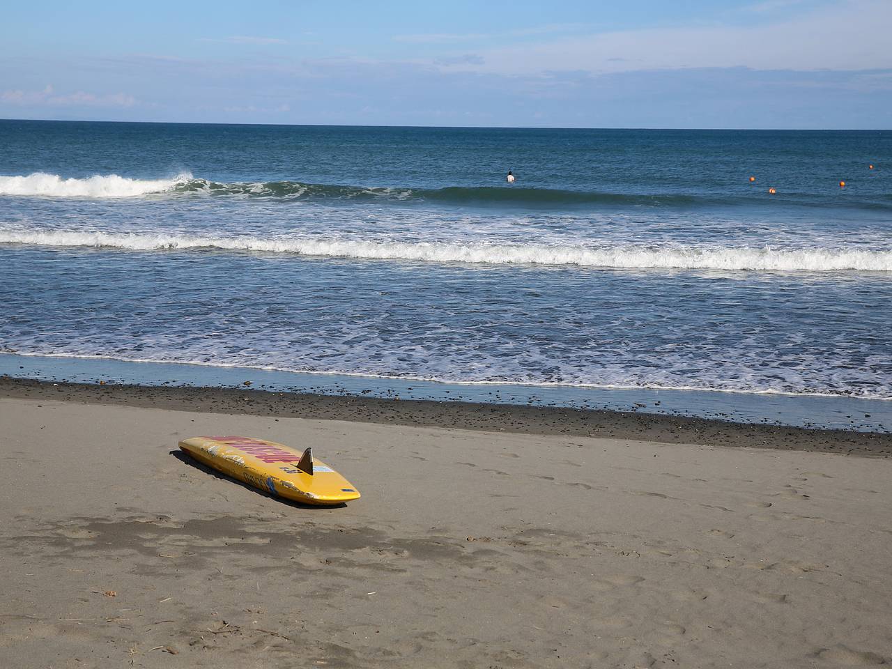 Сердце 51-летнего мужчины остановилось после серфинга на пляже в Европе