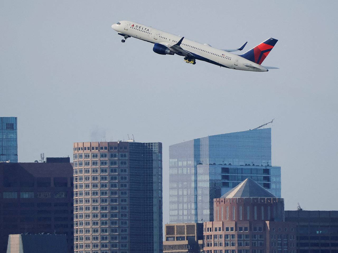 Крупная американская авиакомпания начала отменять рейсы из-за цен на топливо