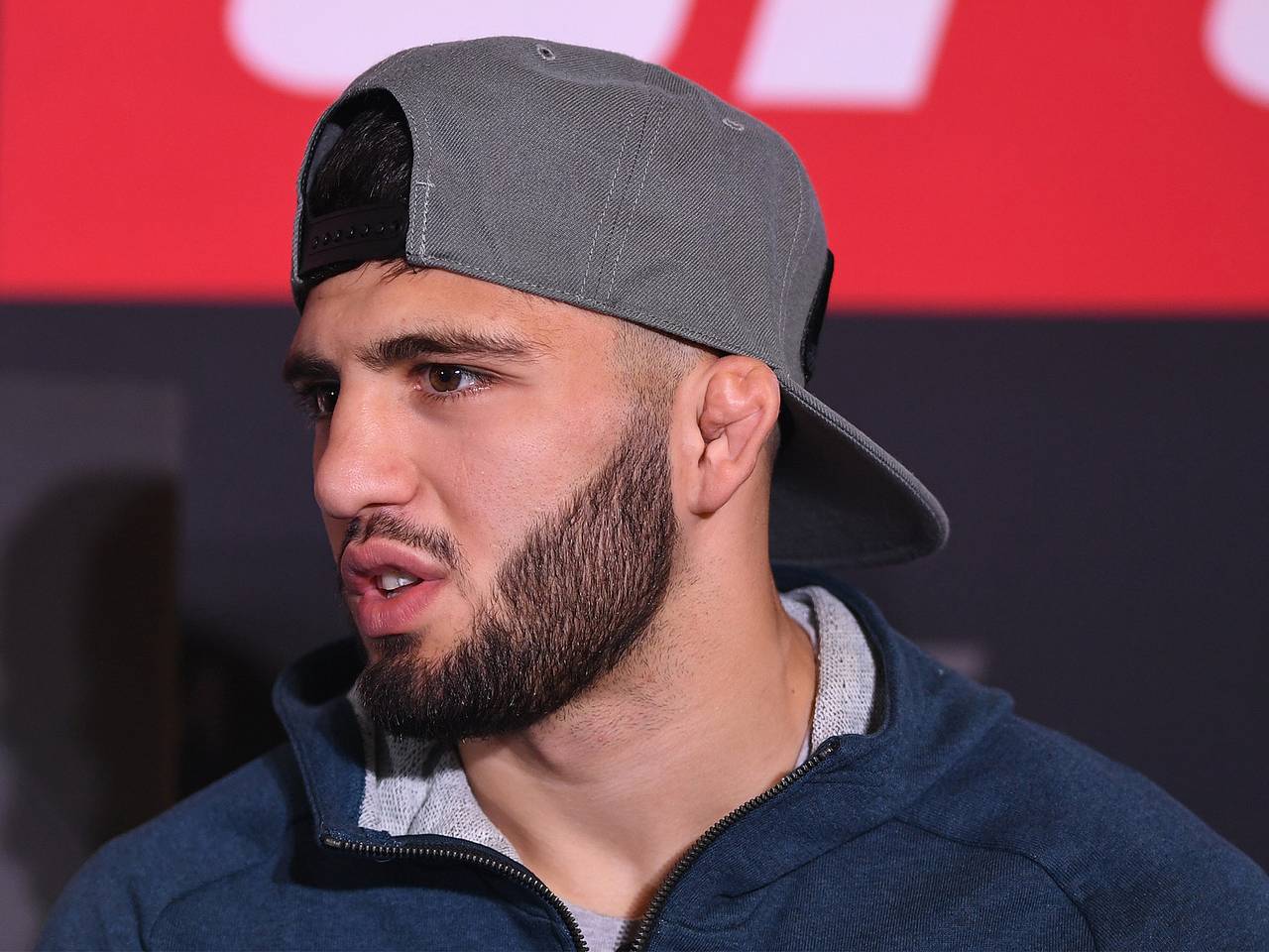 Российского бойца ММА выгнали из самолета из-за телефона и записали на видео