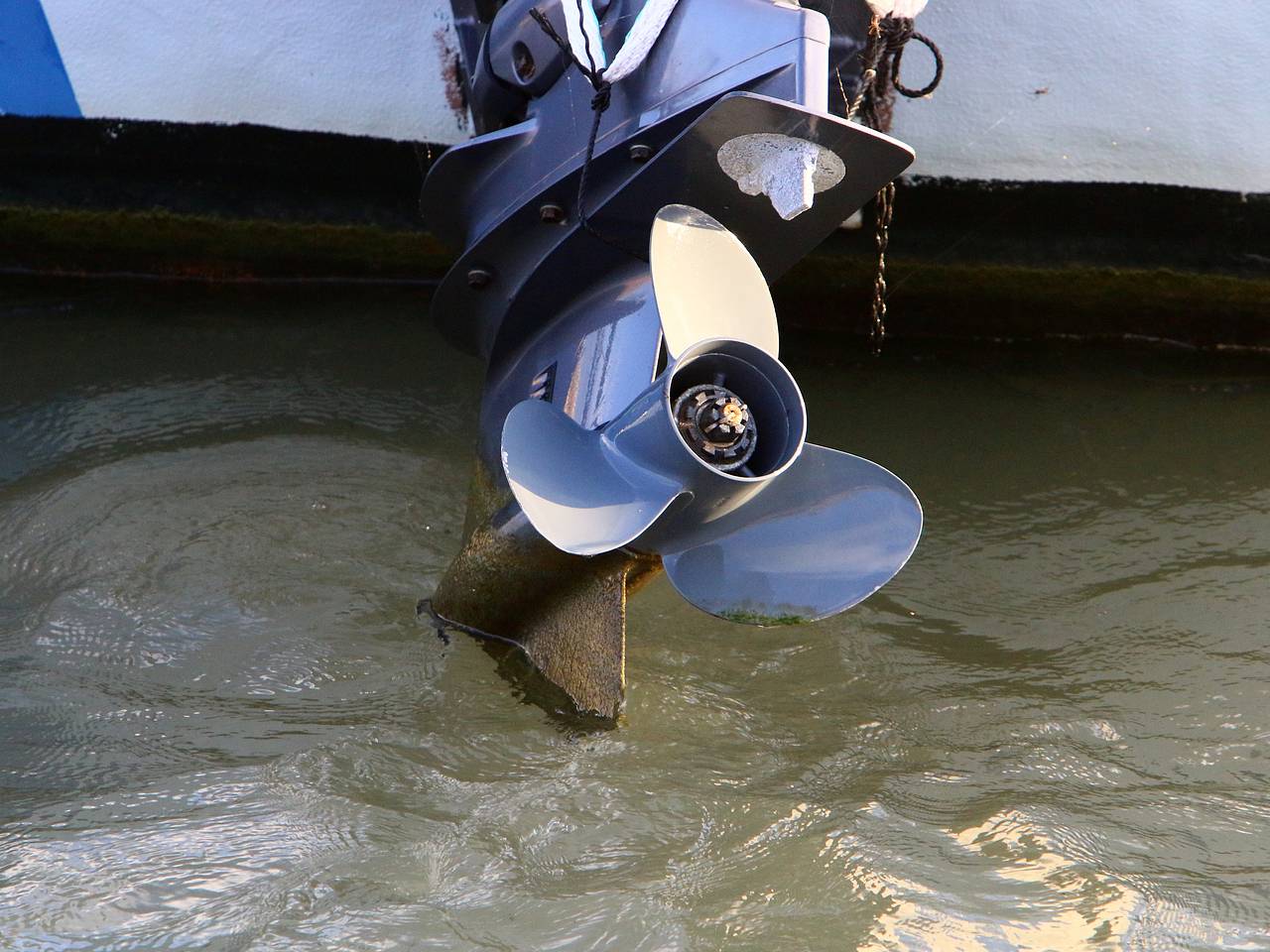 Турист попал под винт лодки во время купания на любимом курорте богачей и не выжил