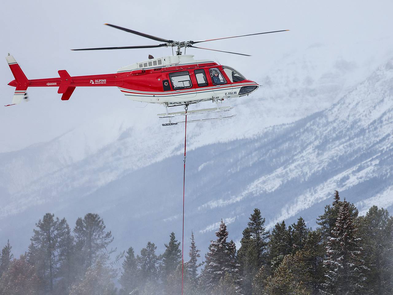 Лыжник был эвакуирован из Альп и нарвался на штраф почти в 500 тысяч рублей
