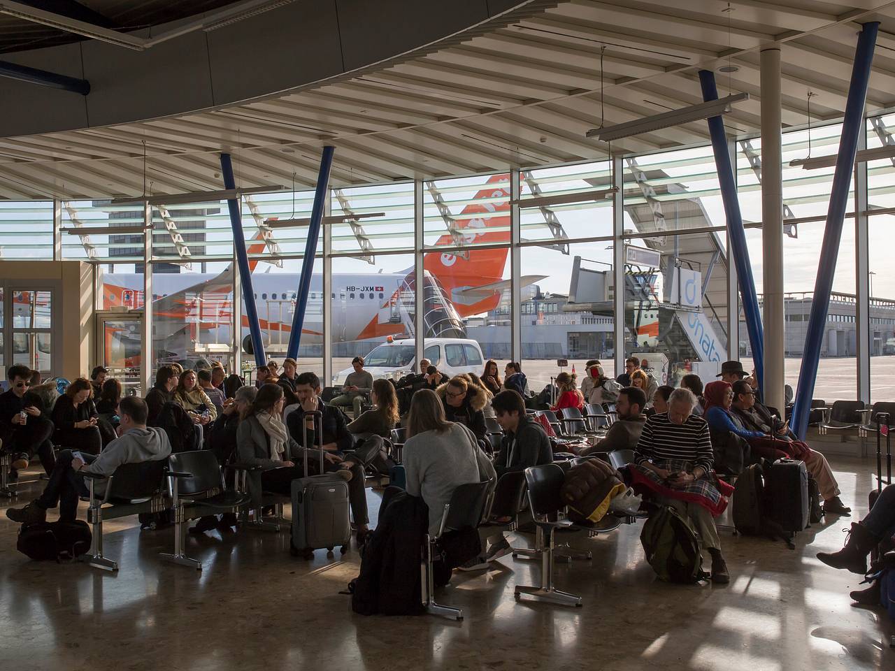 Пассажиры падали в обморок в давке в аэропорту Италии и не попали на рейс