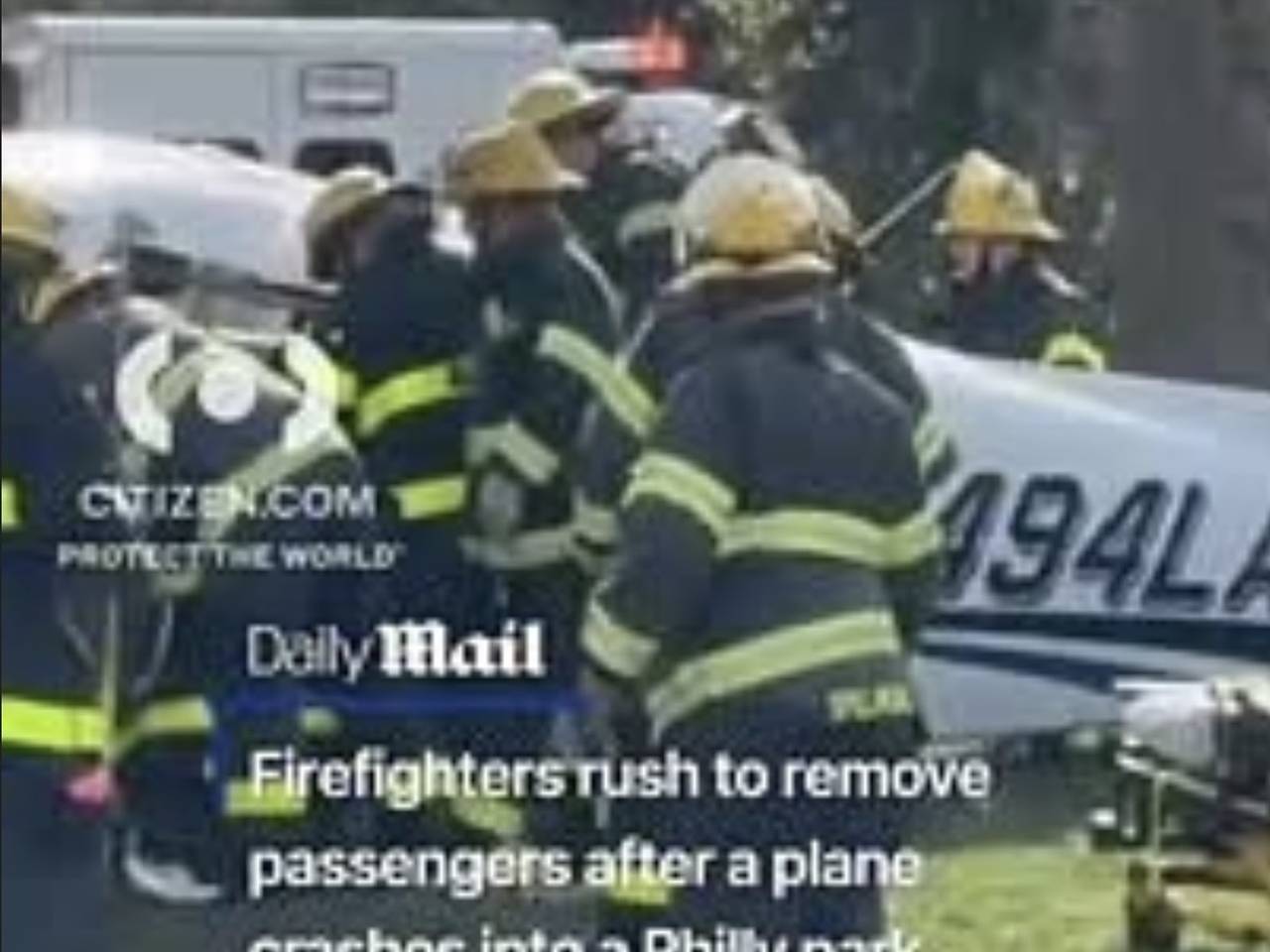 Самолет потерял управление, врезался в дерево и попал на видео