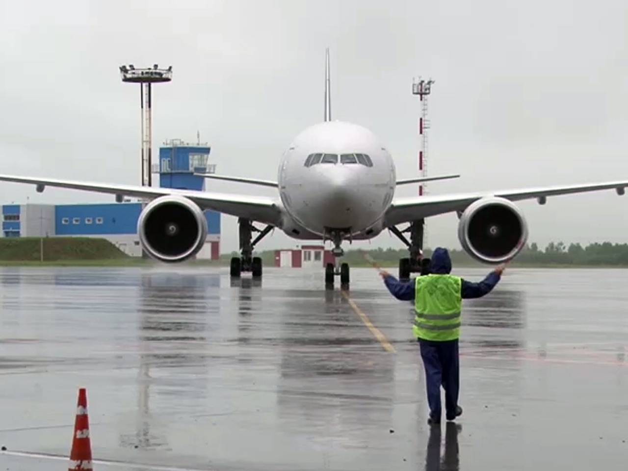 Самолет вернулся в российский город из-за возможной поломки