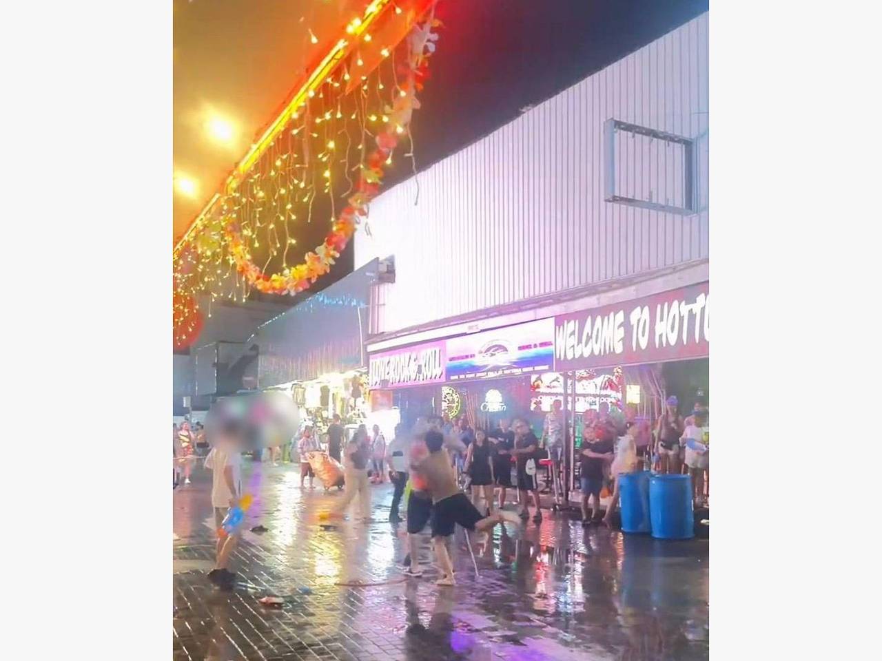 Трое мужчин запинали пожилого туриста ногами в Таиланде