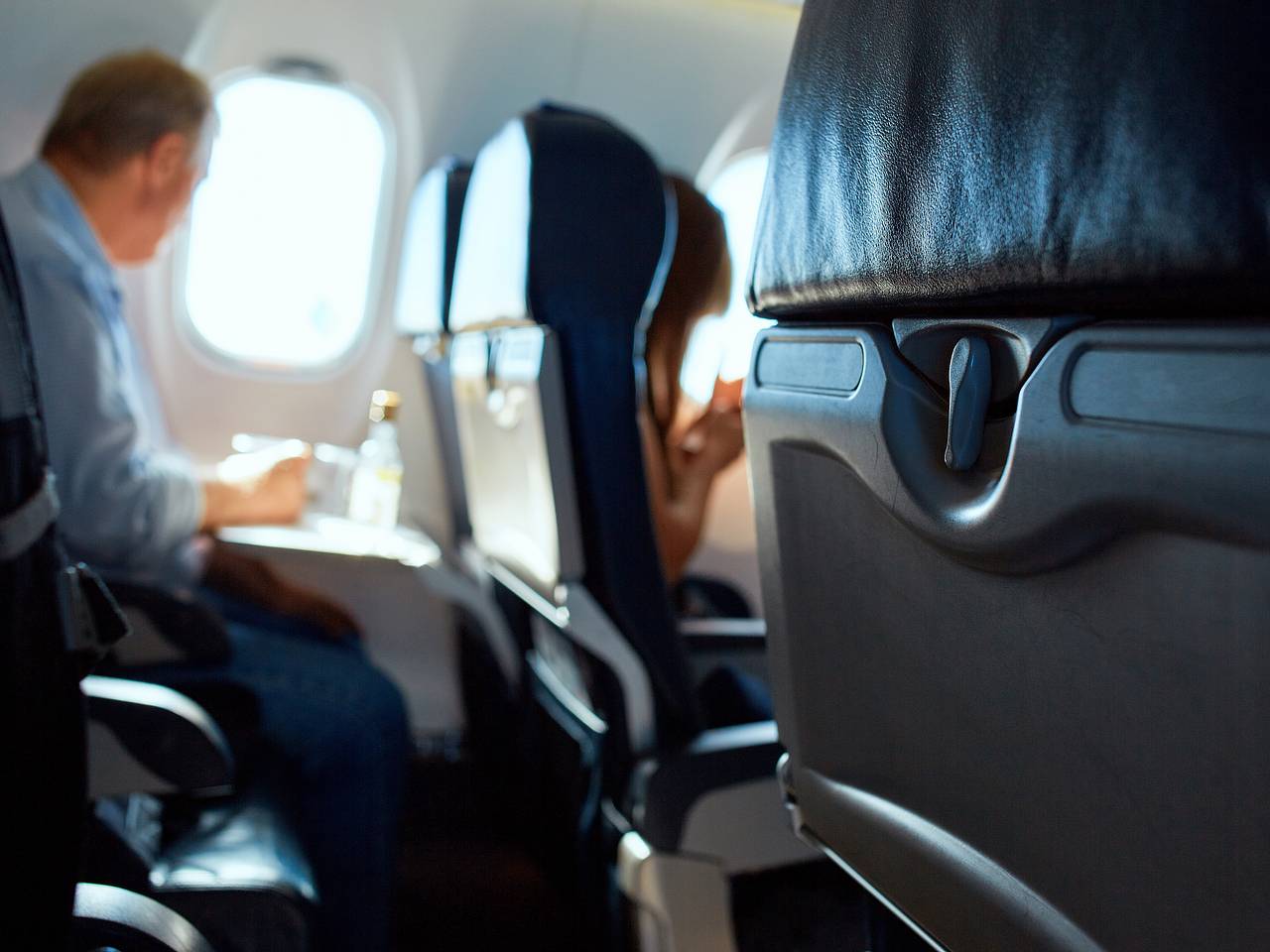 Ученые предложили рассаживать пожилых пассажиров на борту самолета