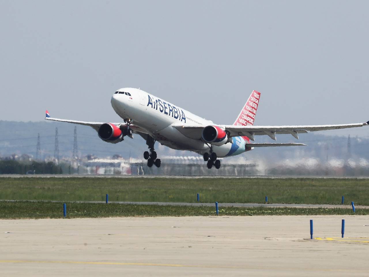 Стала известна судьба третий день пытающегося долететь до России рейса из Белграда