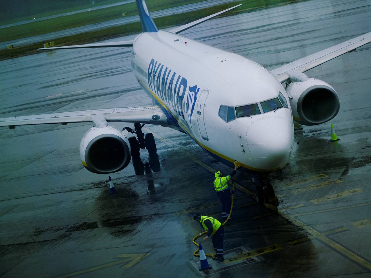 Пассажиры попытались перегородить путь взлетавшему без них самолету в Европе