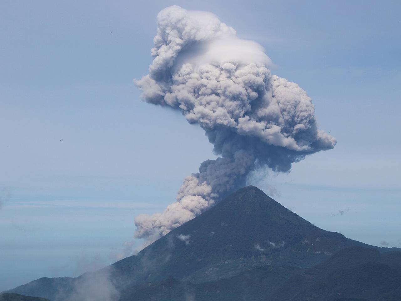 Туристы начали спасаться бегством от извергающегося вулкана и попали на видео