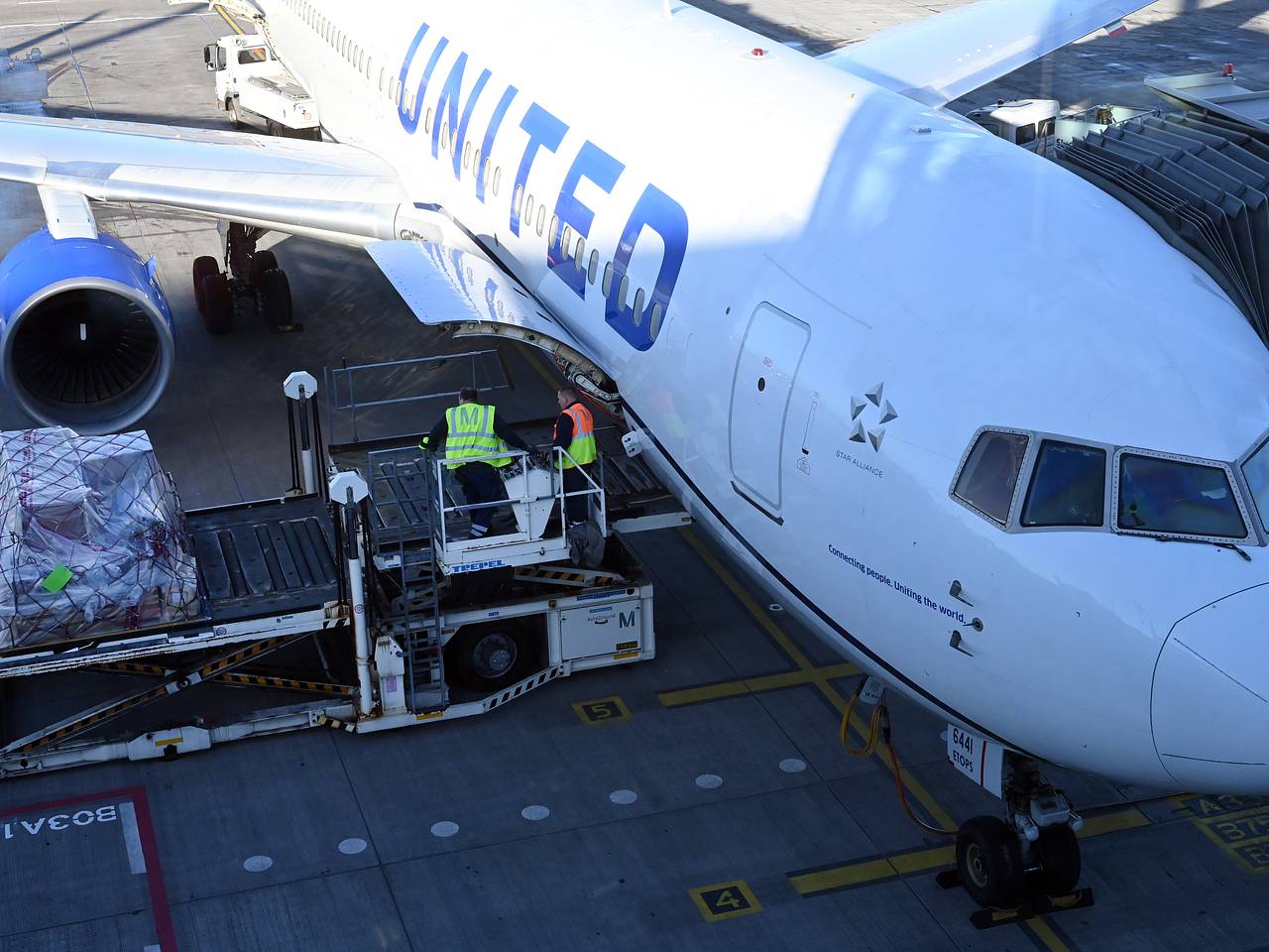 Самолет с десятками пассажиров на борту едва не столкнулся с беспилотником при посадке