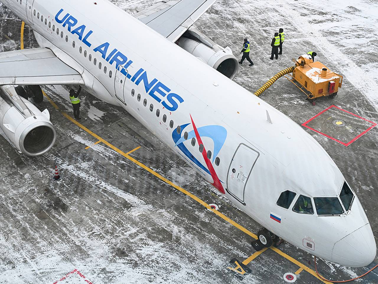 Пассажир самолета российской авиакомпании услышал странные звуки во время ожидания вылета