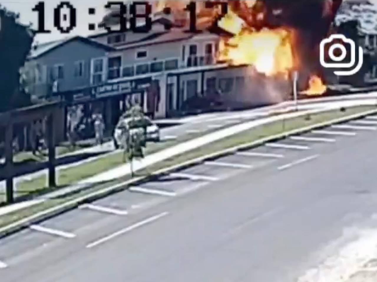 Самолет рухнул на здание ресторана в Бразилии и попал на видео