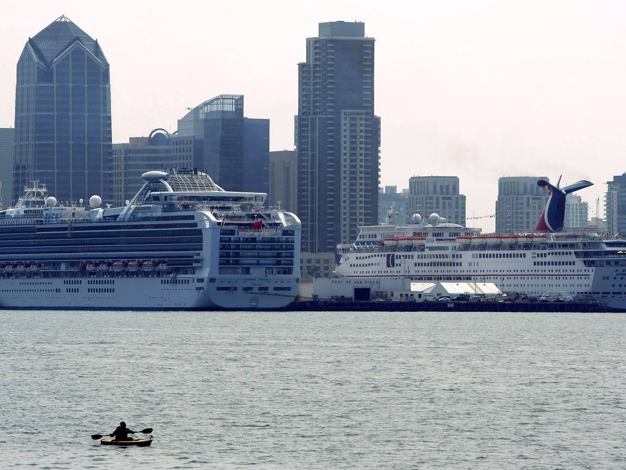 Экипаж круизного лайнера с пассажирами поднял на борт пять трупов