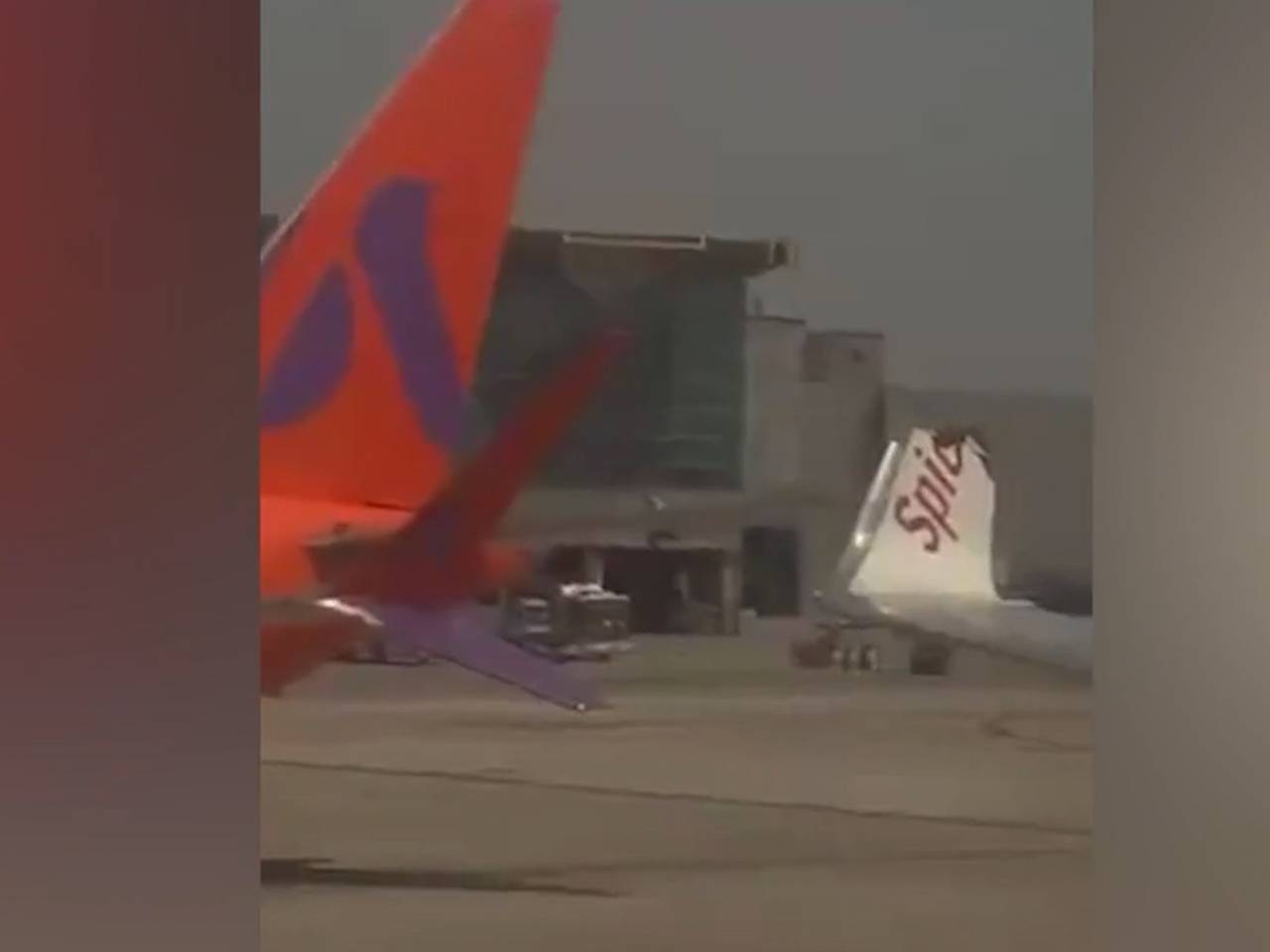 Два пассажирских самолета столкнулись в аэропорту Индии и попали на видео