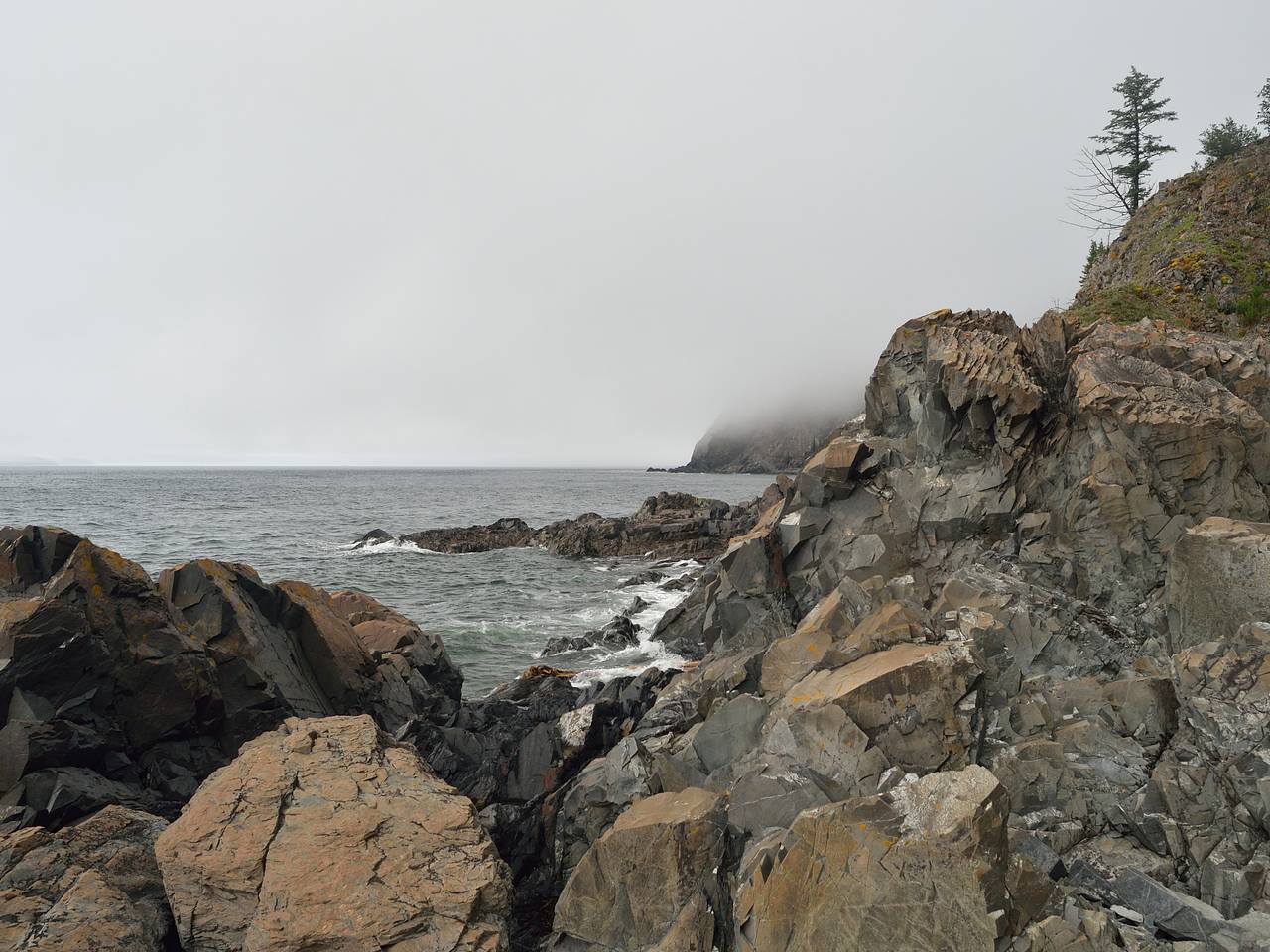 Туристка упала в море с трехметровой скалы во время фотографирования