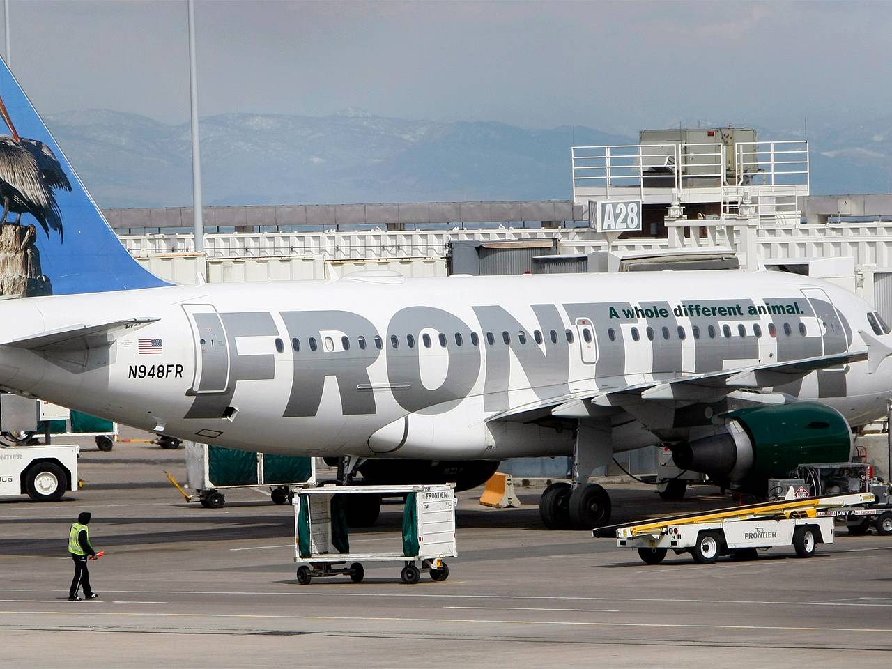 Пассажирский самолет едва не столкнулся с грузовиками в аэропорту США