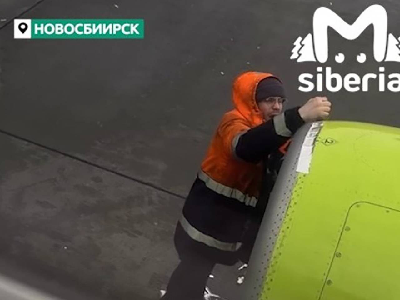 Ремонт российского самолета «скотчем» попал на видео