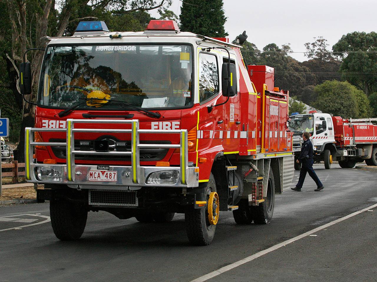 Самолет с пассажирами на борту врезался в ангар при посадке и спровоцировал пожар