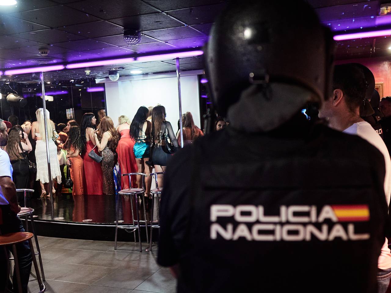 Туристка напала на полицейских в ночном клубе со словами &laquo;вы все &mdash; куски дерьма&raquo;