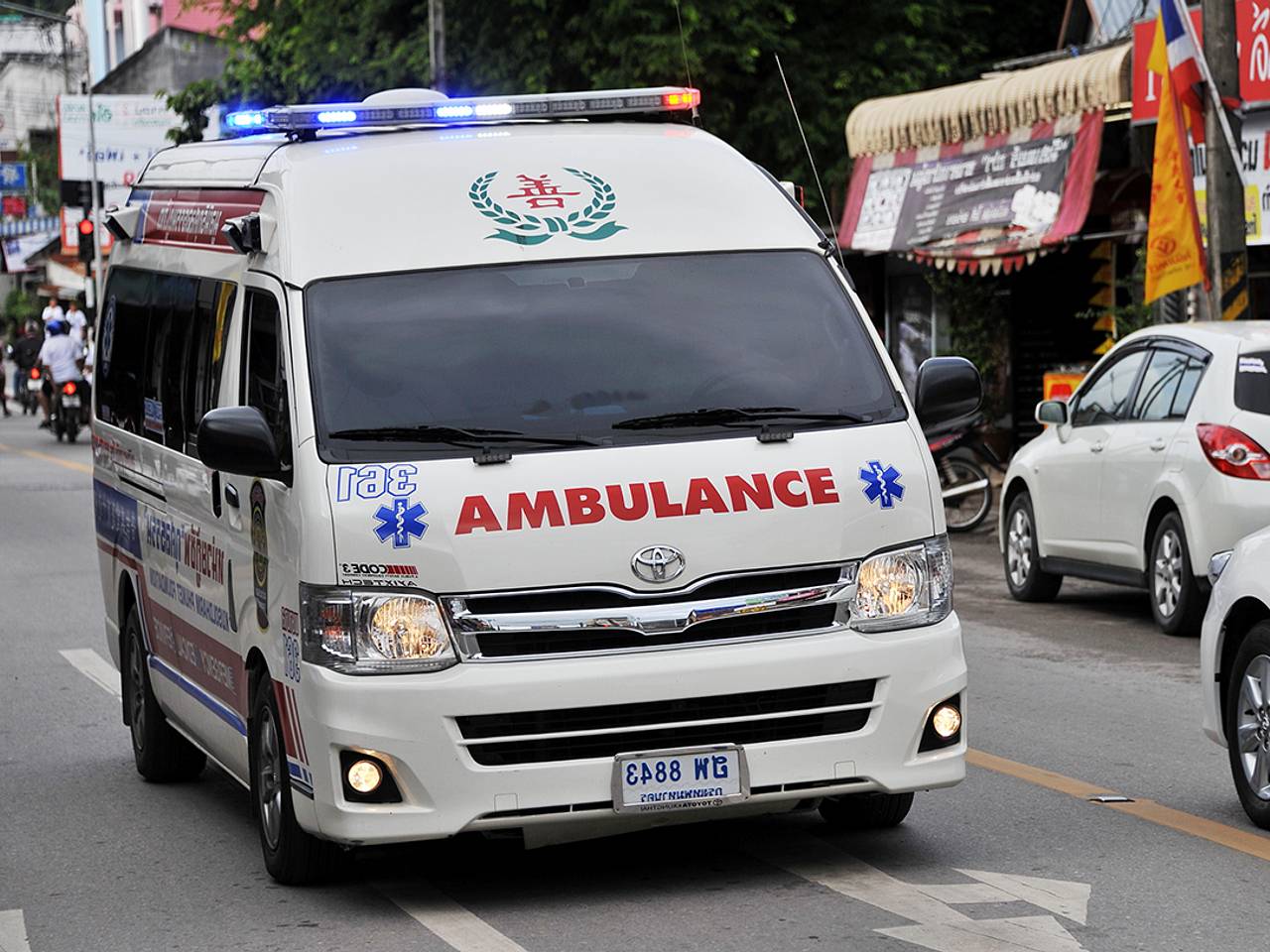 Тайка поехала на красный свет, врезалась в россиянина и оставила его с переломом