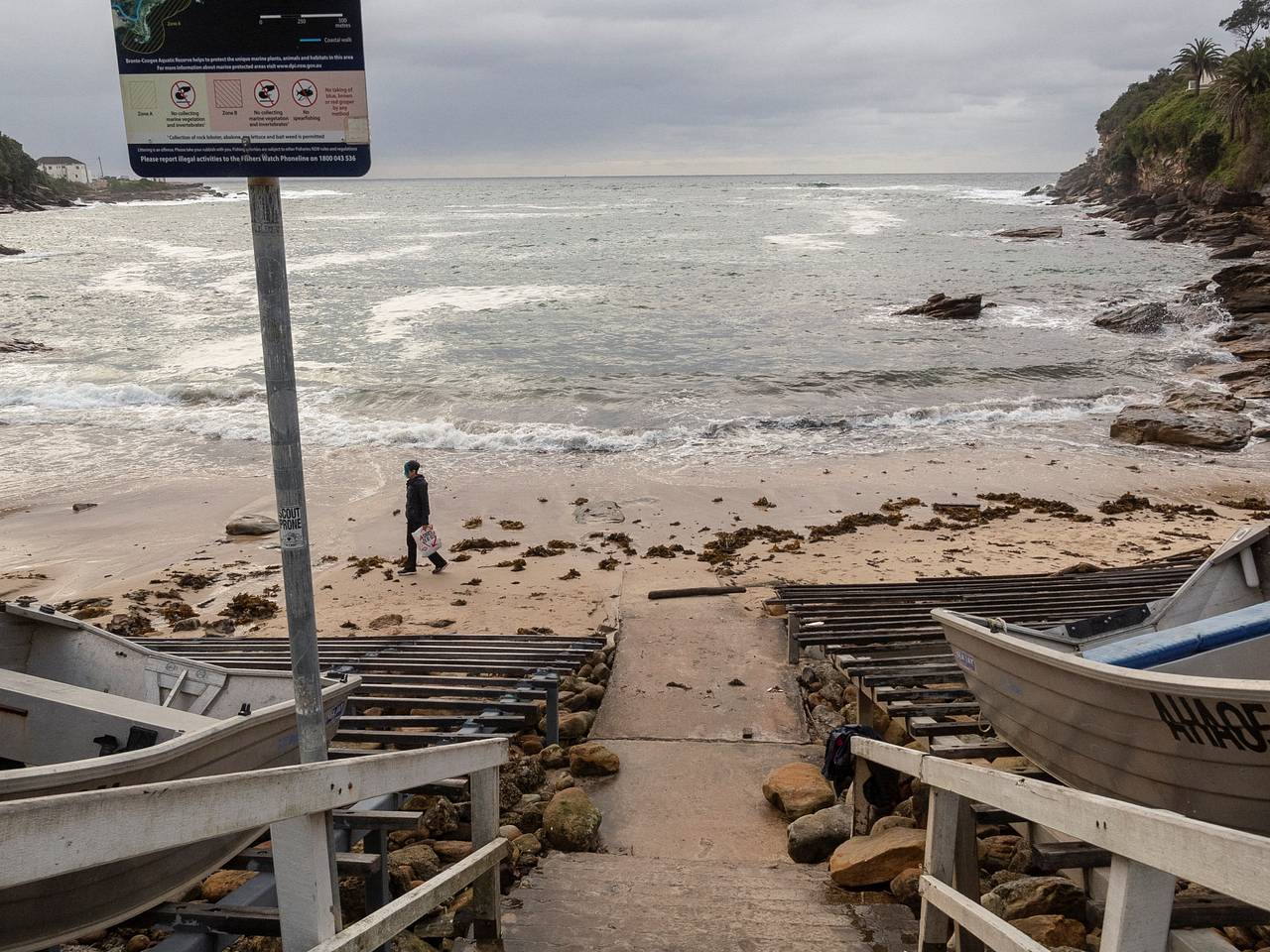 Смытого волной со скалы в Австралии туриста нашли бездыханным в море