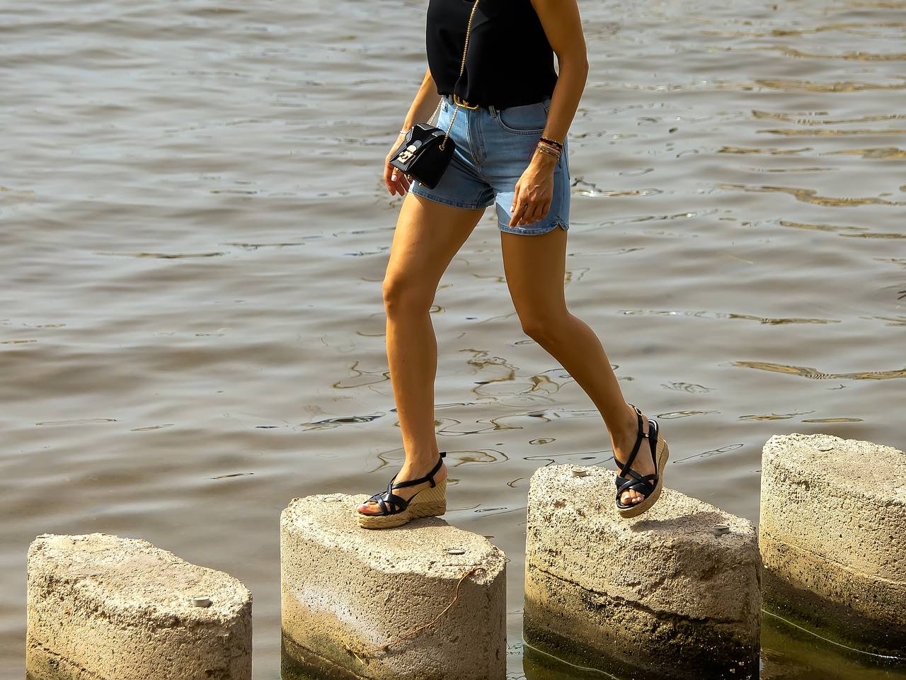 Шесть вещей из летнего гардероба туристок описали словами &laquo;застряли в 2014 году&raquo;