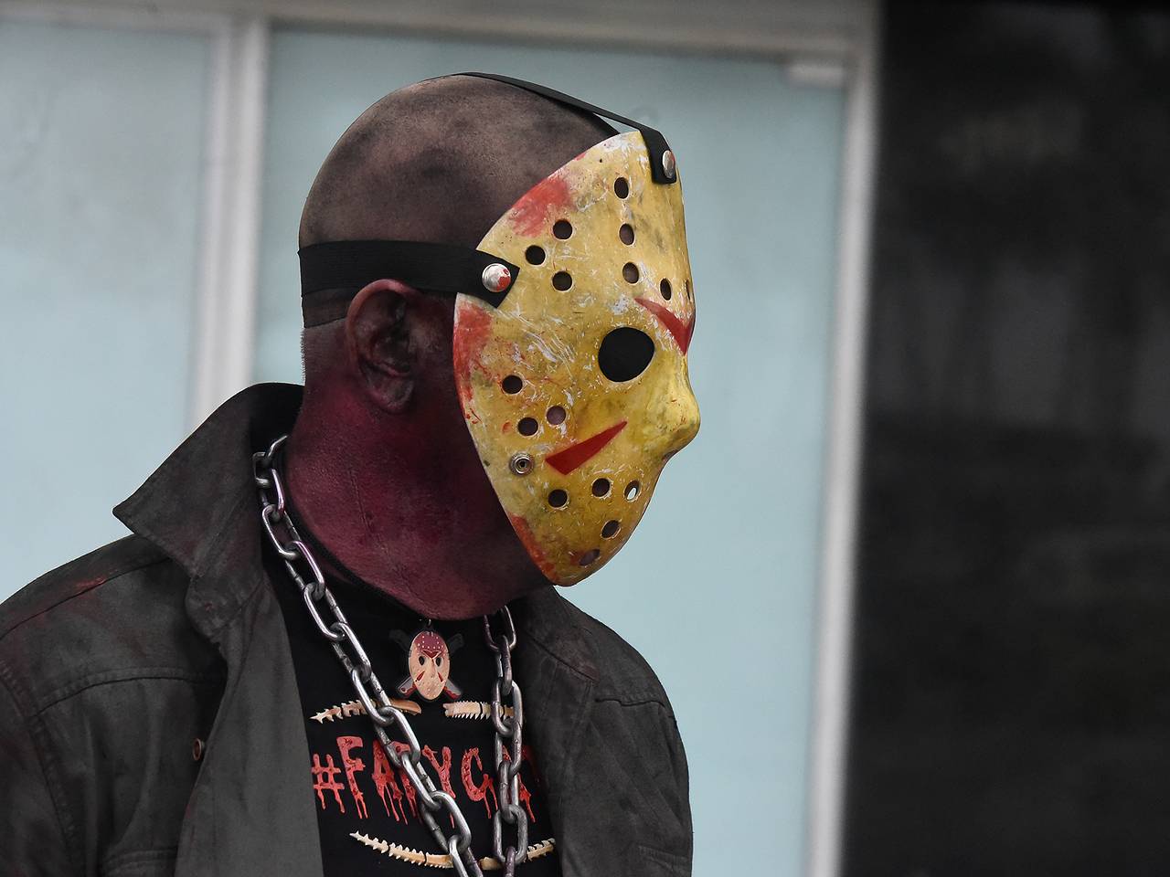 Пьяный турист в хоккейной маске напал на стриптизершу в клубе и отрезал ей клок волос